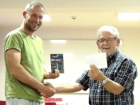 2016-05-24 21h53m55 - Karlis wordt bedankt met zeker wat plezierigs! - Ans Joustra